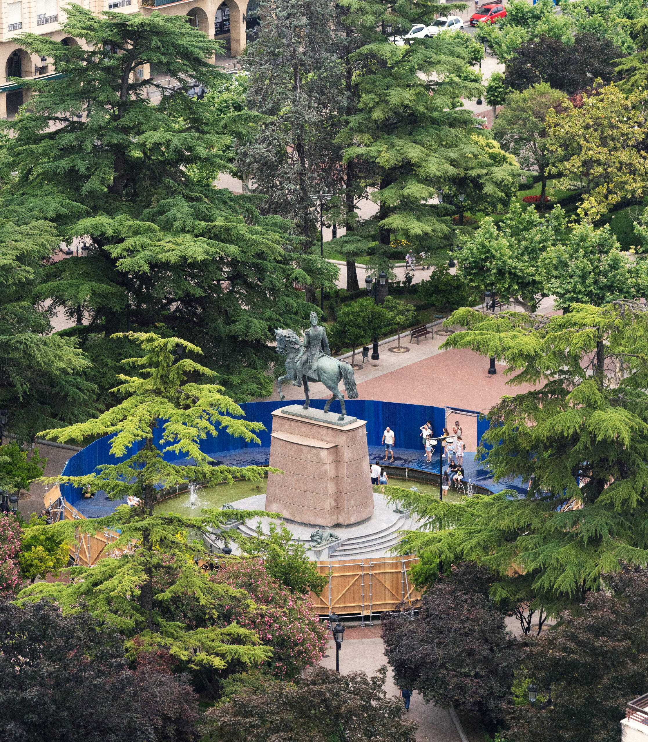 Aerial view of fountain.
