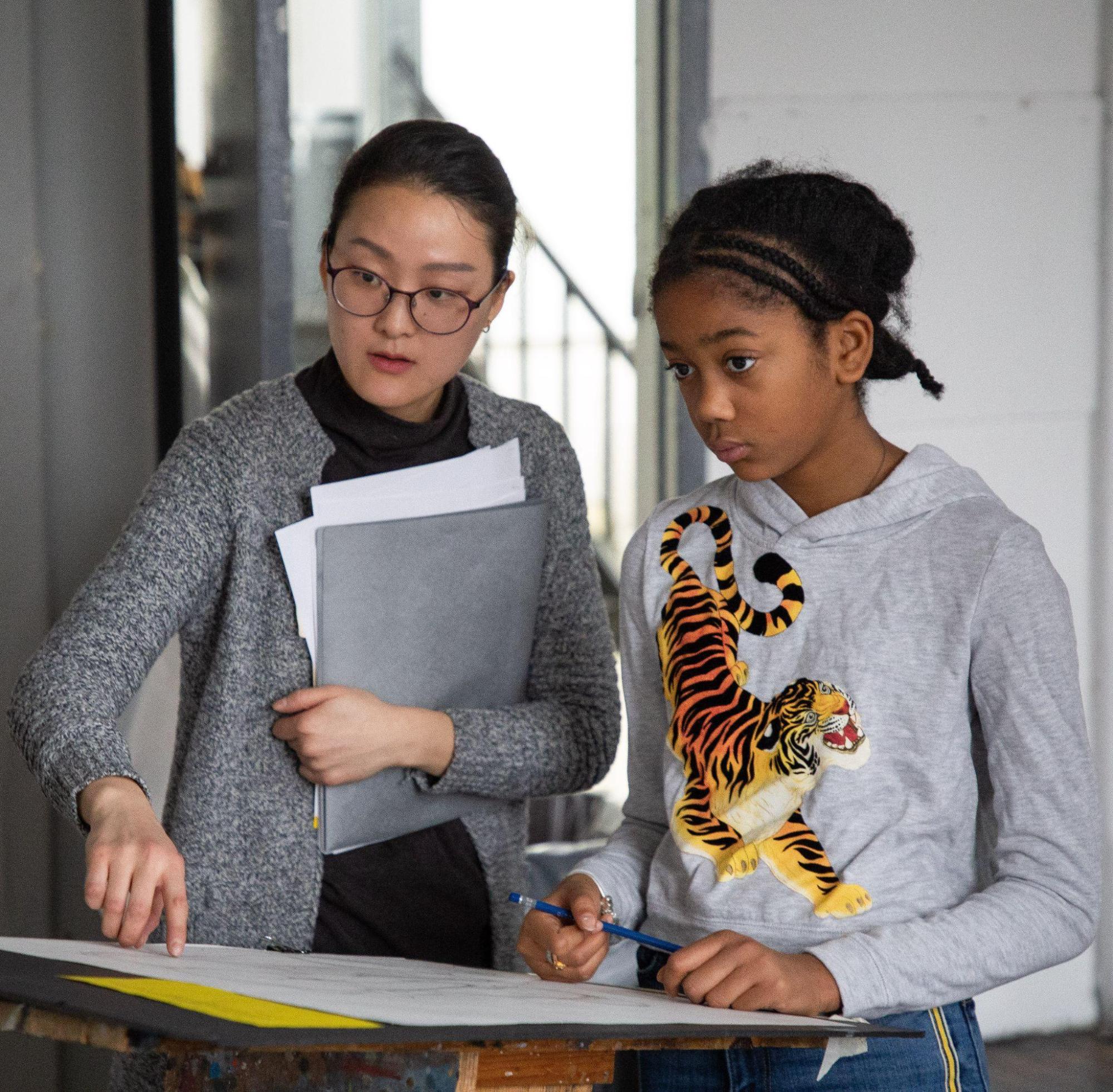 Diane Sim (MFA Painting/Advanced Certificate in Art and Design Education 2018) teaching in the Middle School Portfolio class in the Saturday Art School.