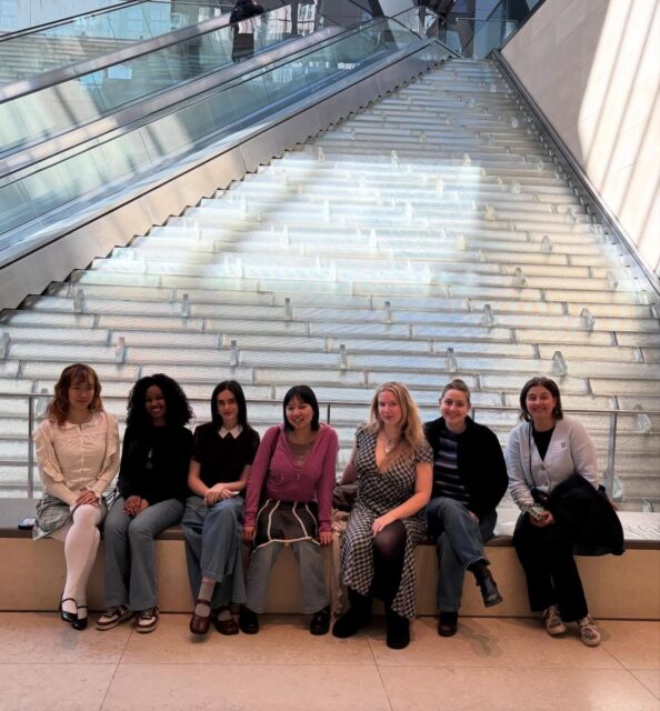 Yesterday, a group of our BFA Writing students visited @esquire’s office with Prof. Laura Henriksen. This visit was organized by our Alumni in Residence Sirena He (@chinesesatan), who led an incredible panel on pitching last month with @celardolor. Thanks to everyone who came out, and to the Esquire editors for so kindly opening up their offices to our students ❤️