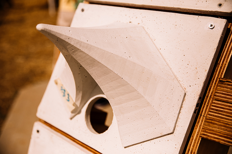 Protrusion of an exterior panel on the structure for the protection of bees