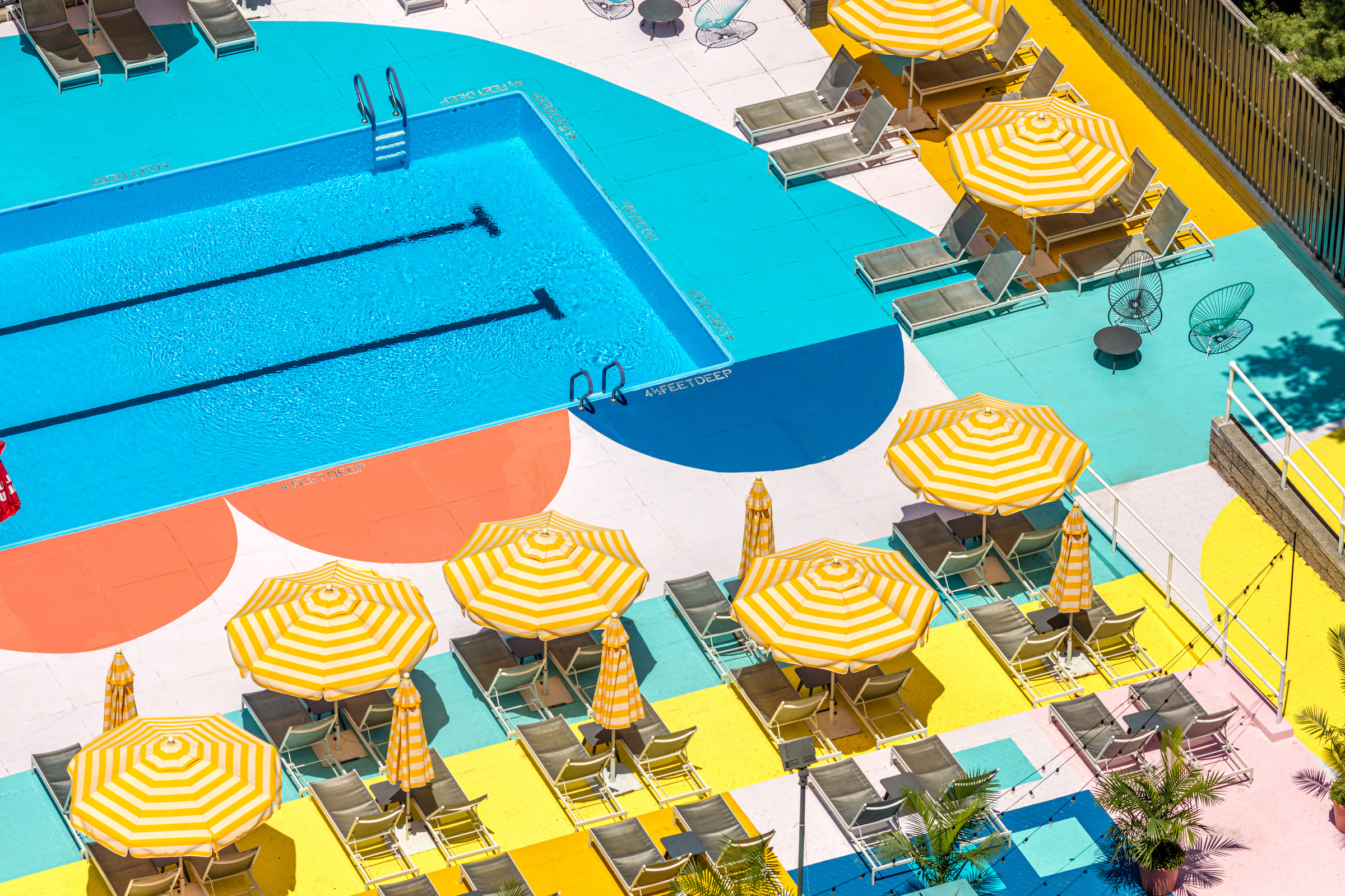 ‘‘Pop-Up Pool Party” by Melissa Dadourian, BFA ’91, at Manhattan Park, Roosevelt Island (photo by Max Touhey)