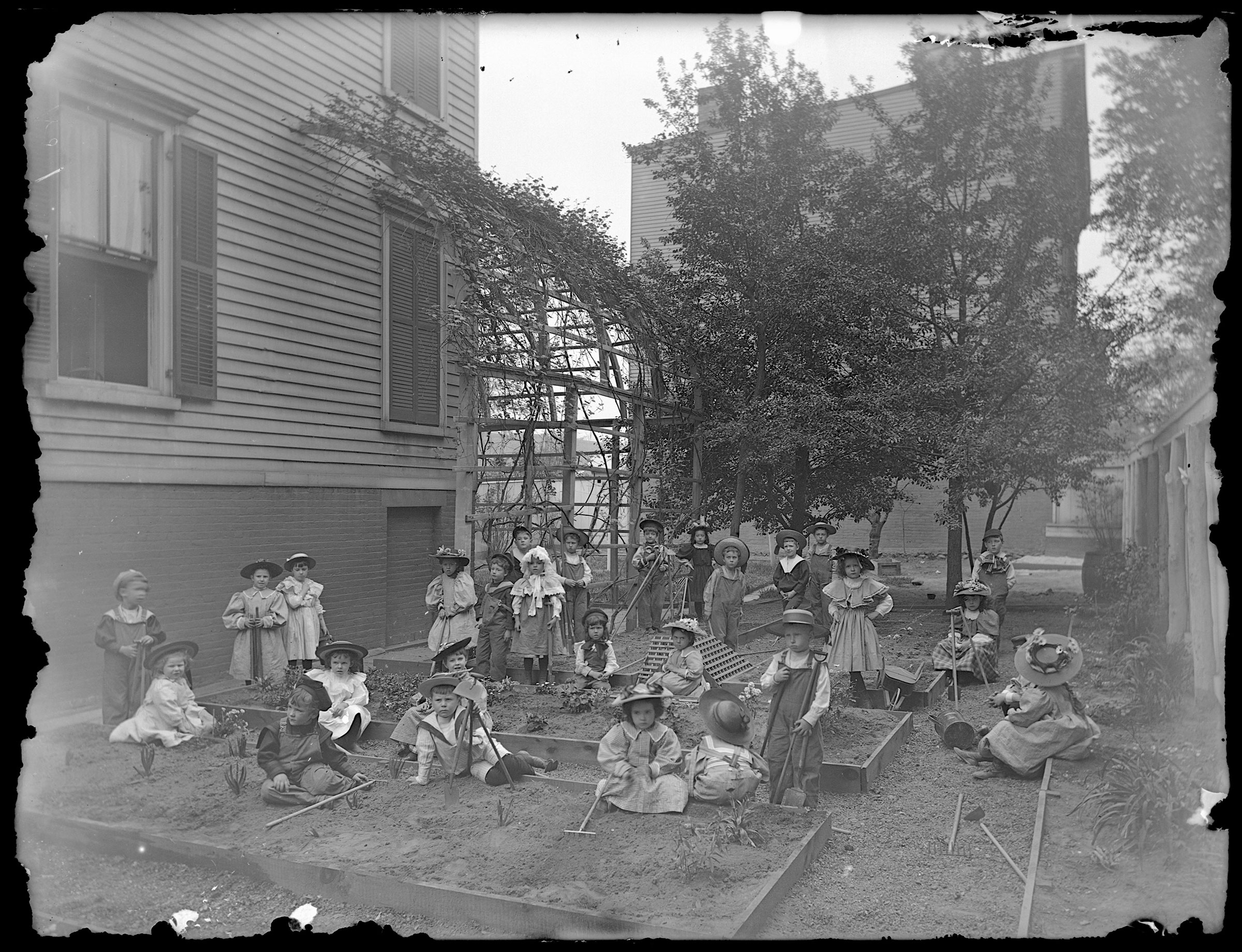 A kindergarten class at Pratt’s early 1900s garden (via Pratt Institute Archives Photograph Collection)