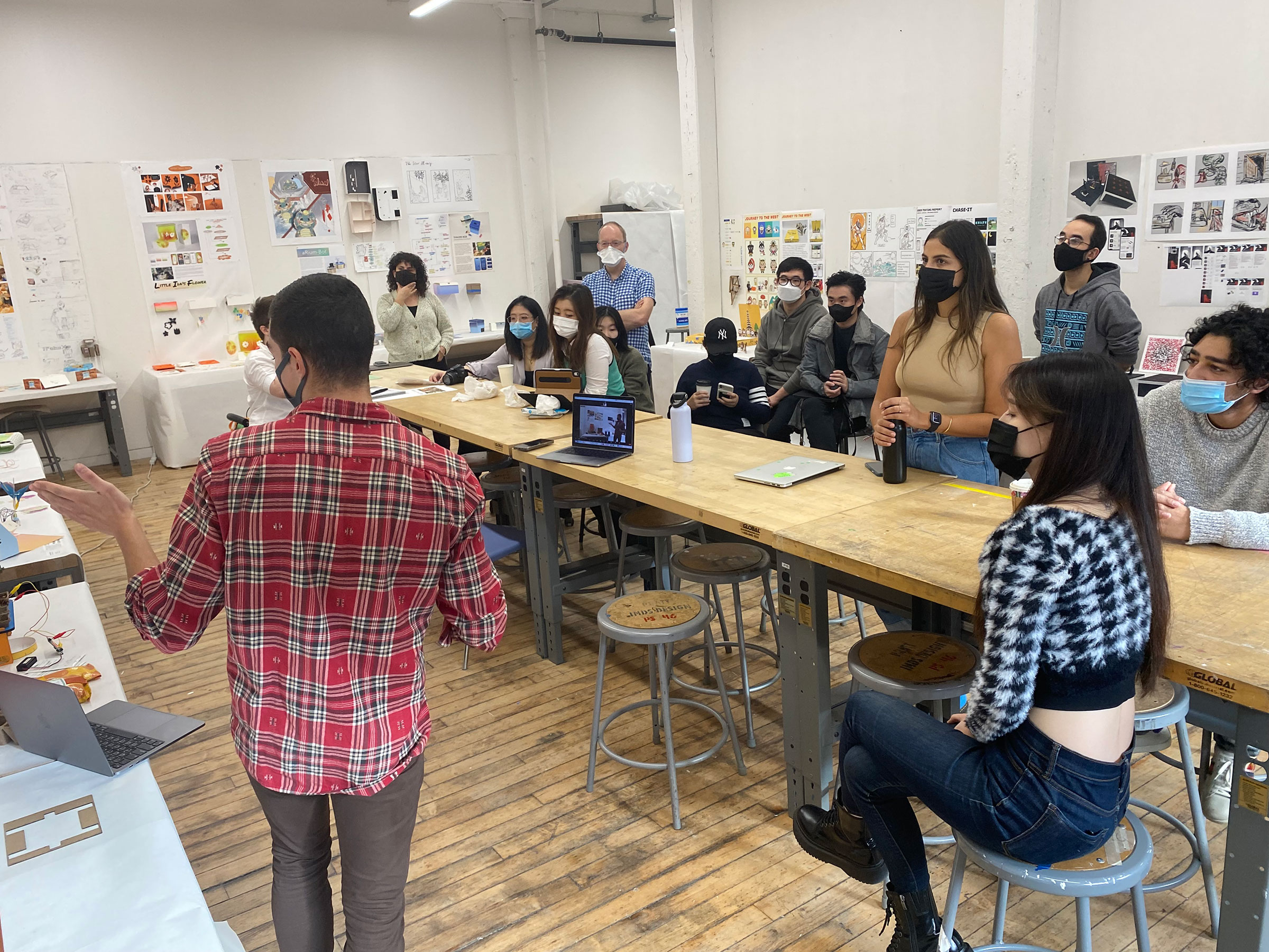 Alejandro Espina, BID ’24, presenting to the UX/UI-Robot in a Box studio