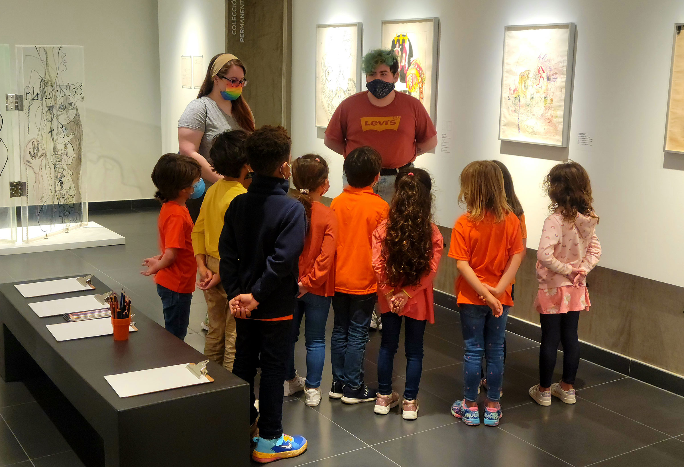 Pratt students Elise Bravate and Lee Shores with kindergartners visiting the exhibition of work by American artist Suzi Ferrer (née Susan Nudelman, 1940-2006), produced during her years living in Puerto Rico, at the Museo de Arte y Diseño de Miramar (photo by Aileen Wilson)