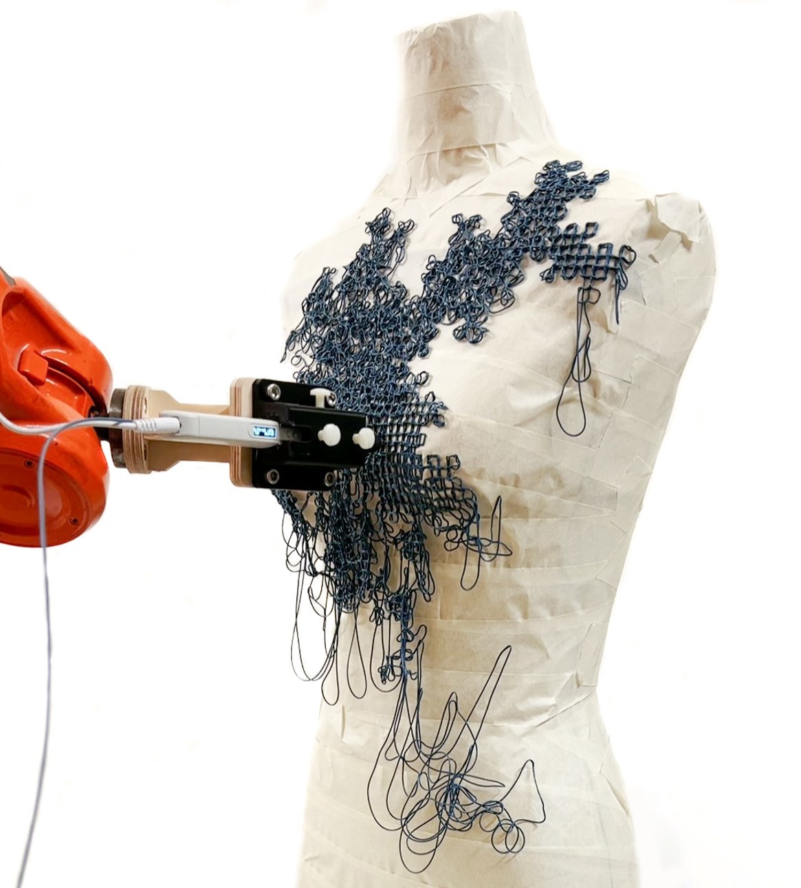 robot arm extrudes pellets directly on the front of a model form.