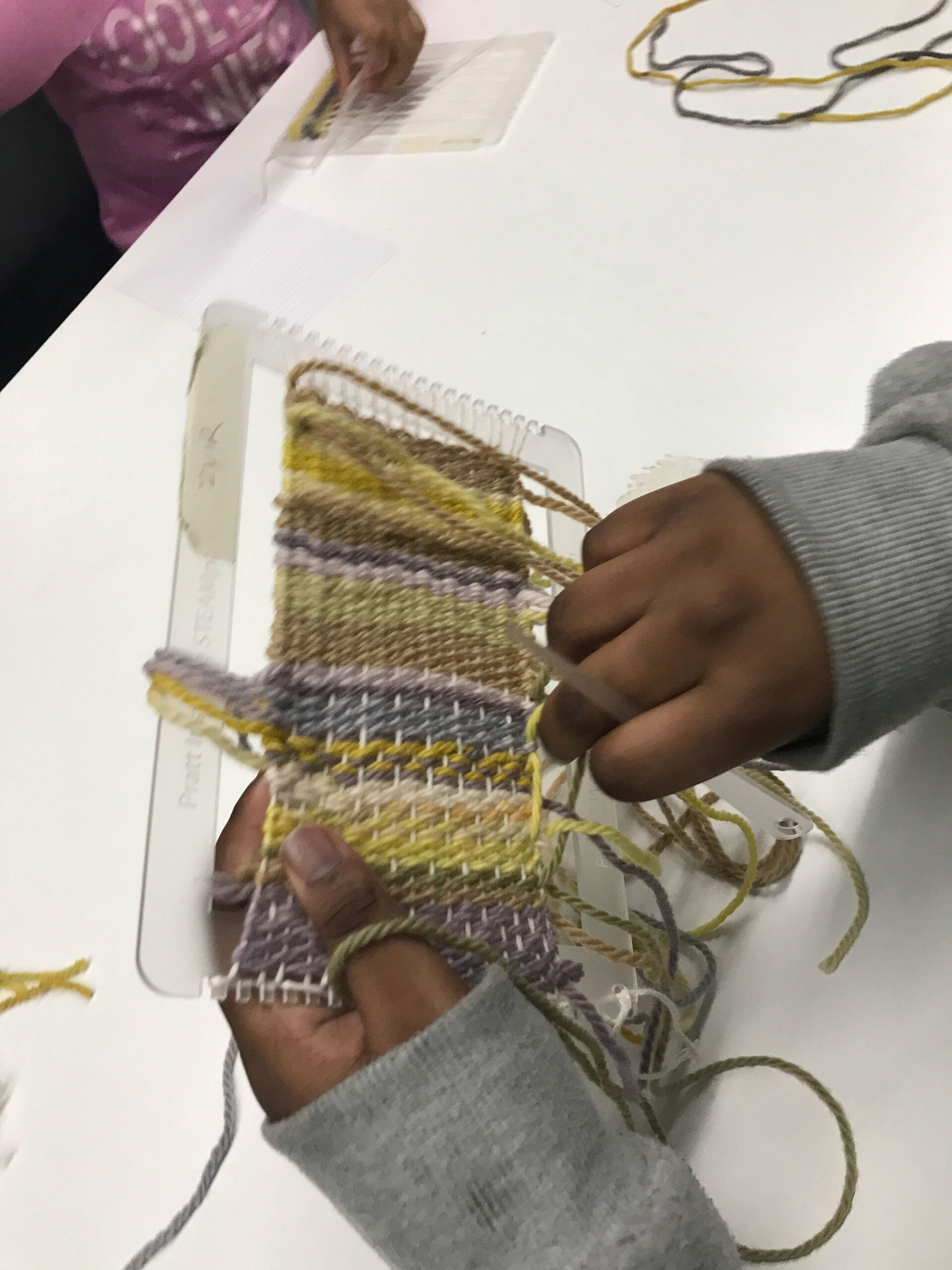 PS270 students weaving with the dyed yarn ​​(courtesy Ana Codorean)