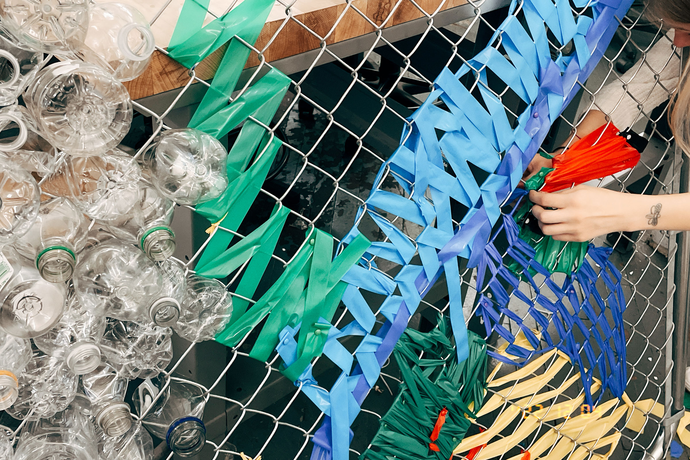 Students building a full-scale prototype of a section of chain link fencing (courtesy Irina Schneid)