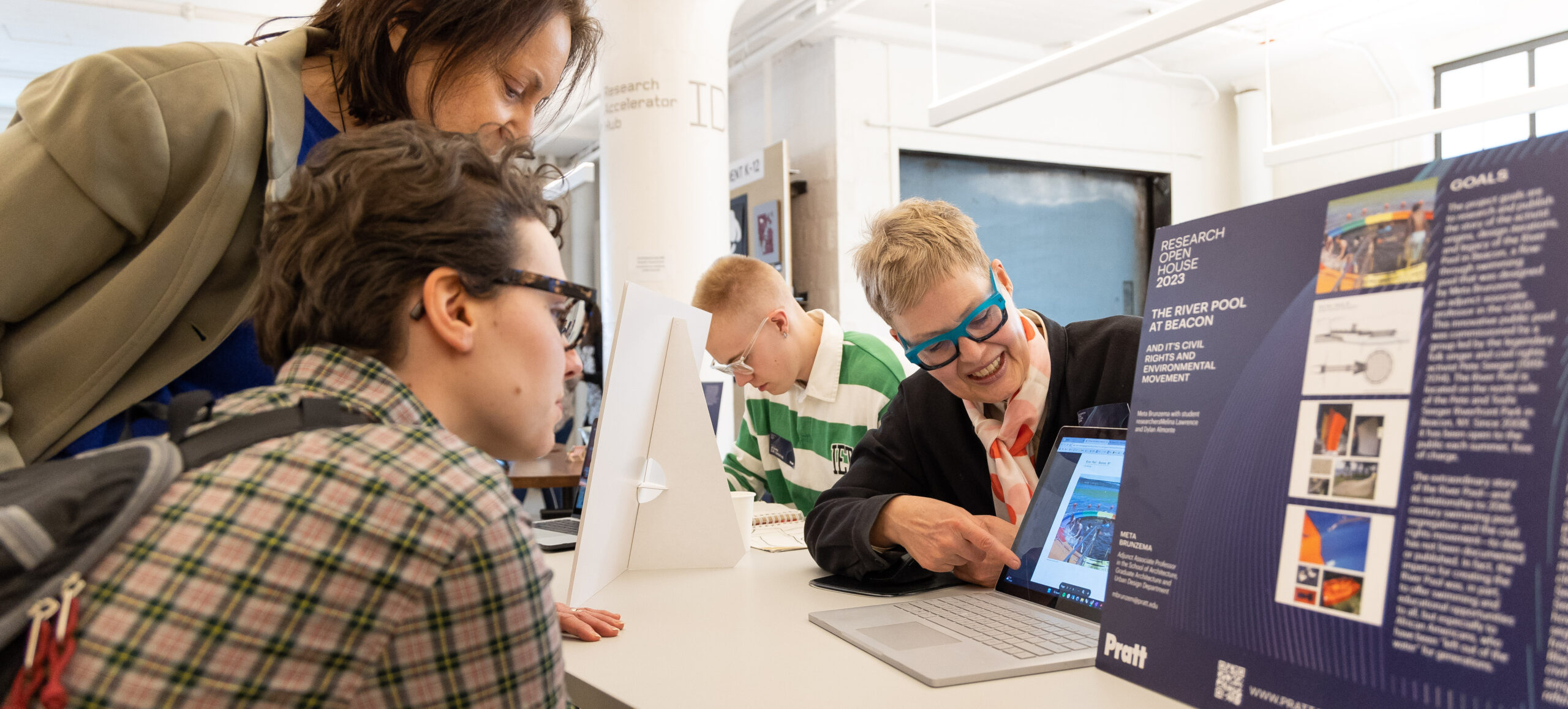 A research faculty member presents project to attendees at Research Open House 2023.