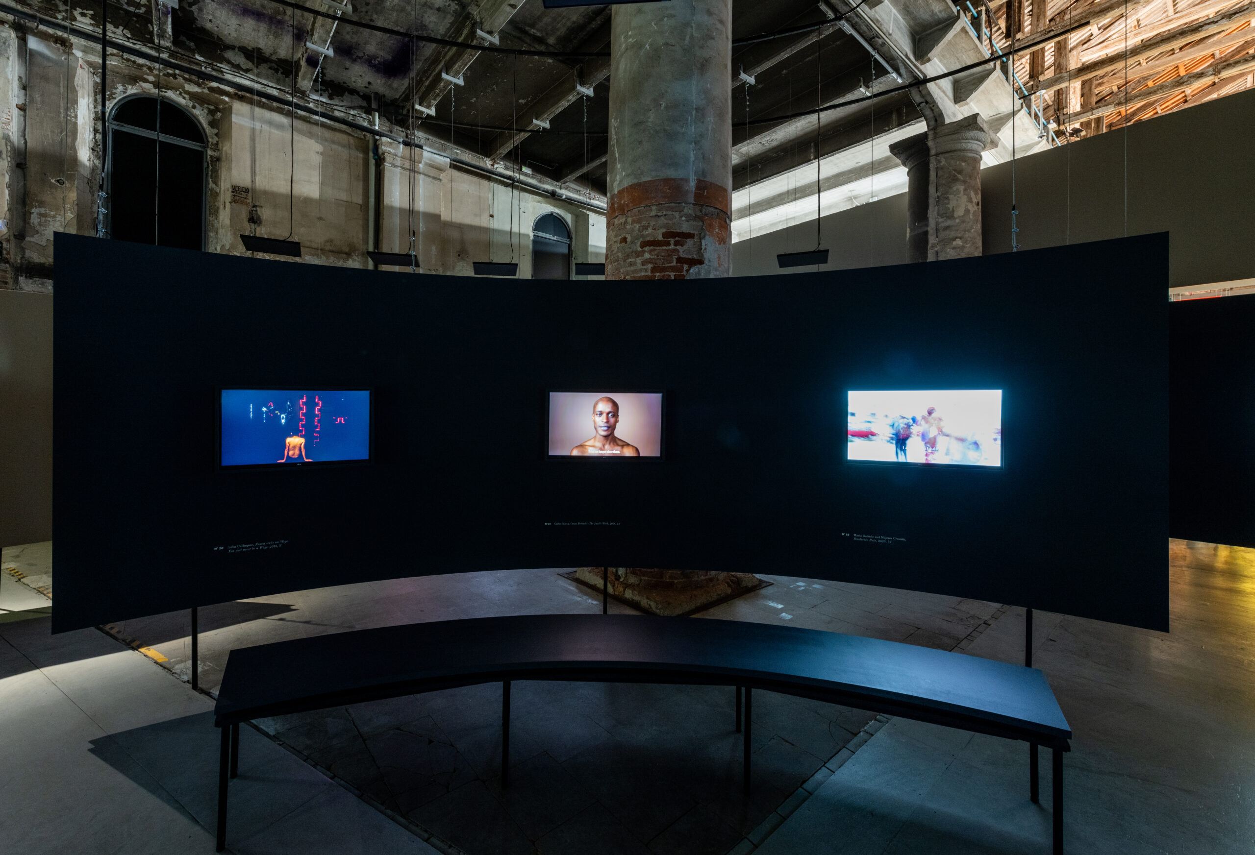 People watch the video installations of Corpo Fechado.