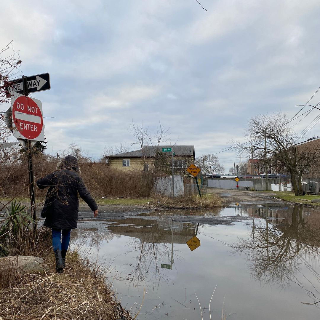 Students visiting “The Hole” on the Queens-Brooklyn border (photo by Nia James Starr, MS Sustainable Environmental Systems ’24)