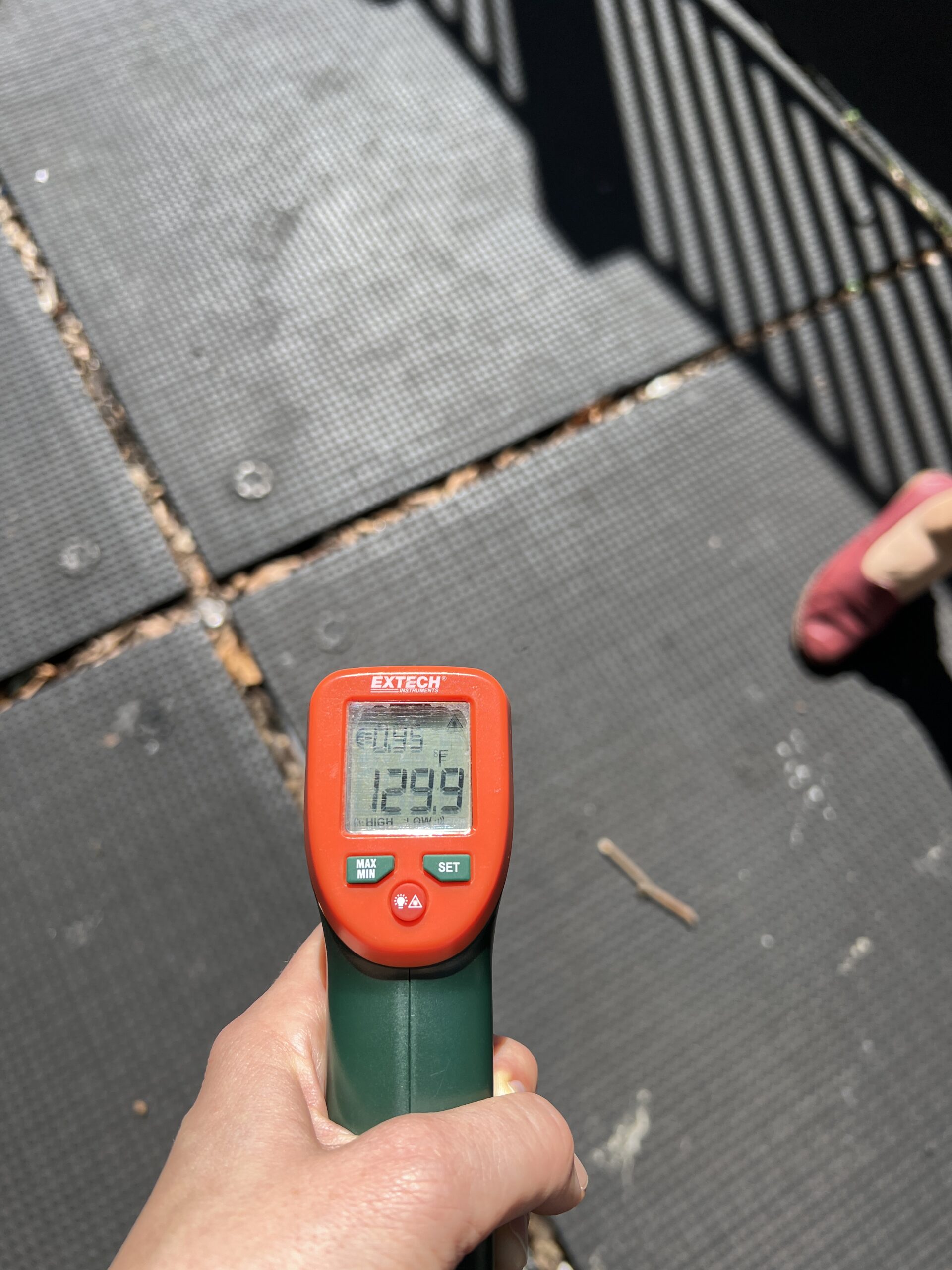 Close-up of a heat measuring device, which indicates a temperature of 129.9° F