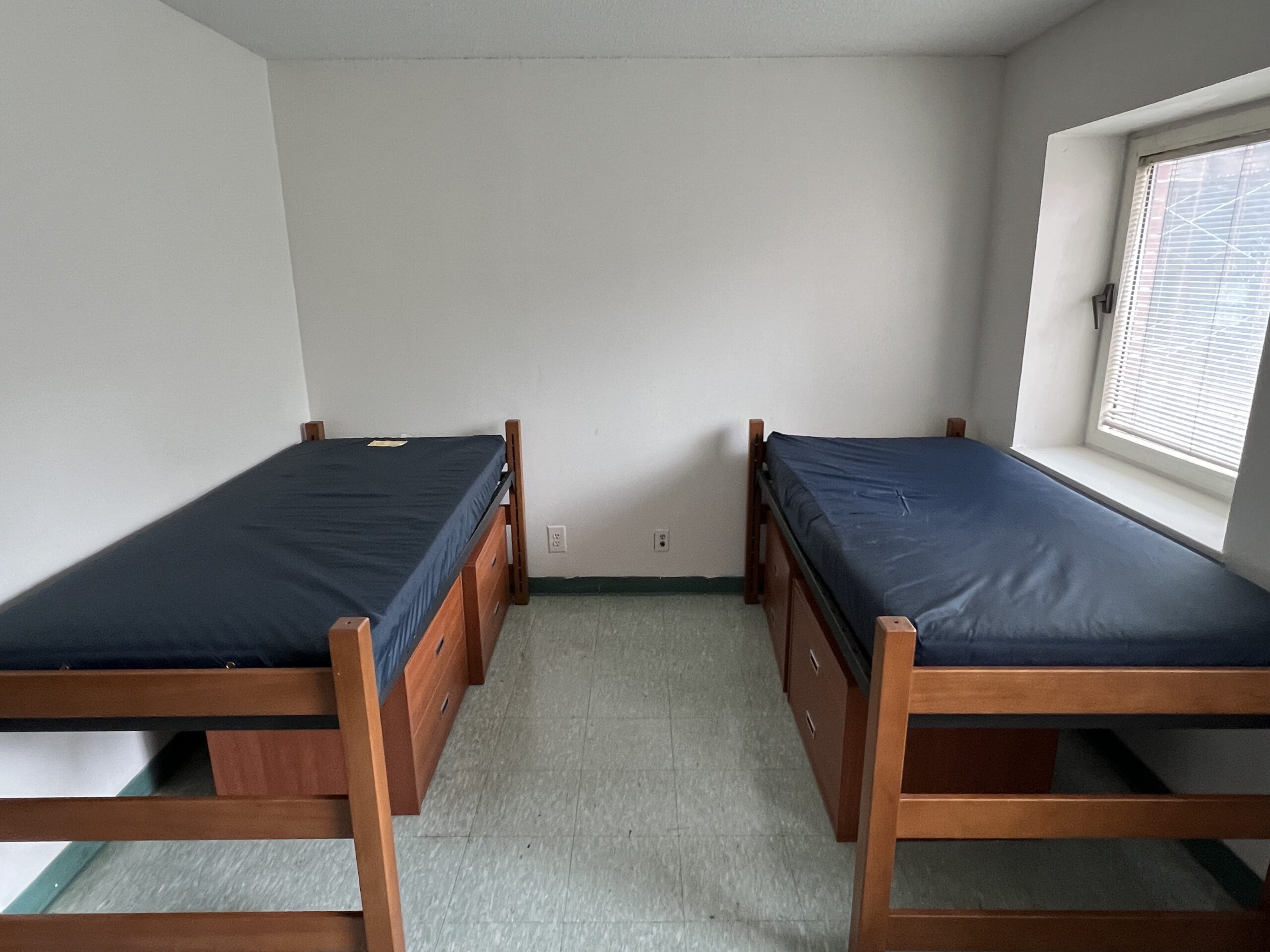 Pantas Hall Bed